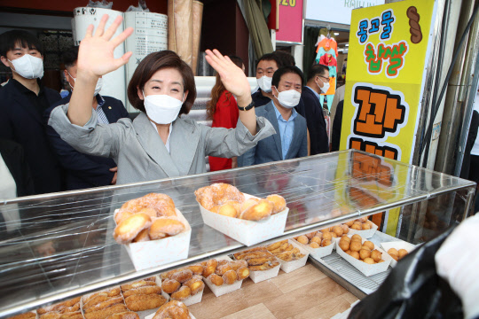 나경원 국민의힘 당대표 후보가 9일 대구 서문시장을 찾아 시민들에게 인사를 하고 있다. 연합뉴스